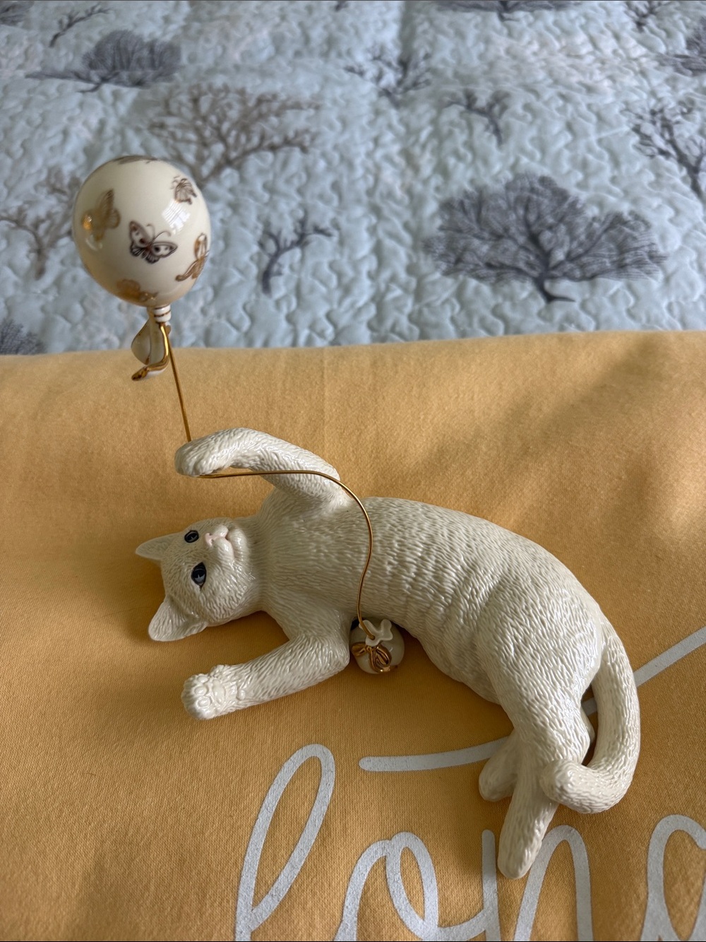 Lenox White Cat Figurine Toy with Balloon - Decorative Pet Decor - Picture 4 of 10